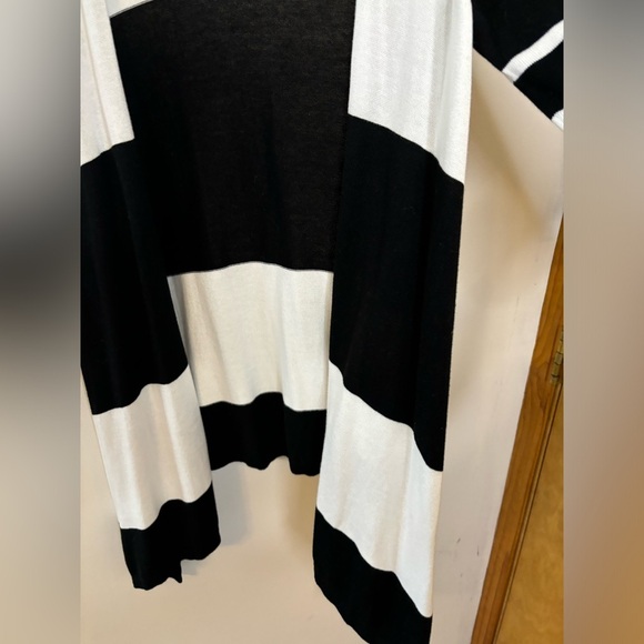Monroe and Main Black and White Striped Fly Away Cardigan - Picture 6 of 7